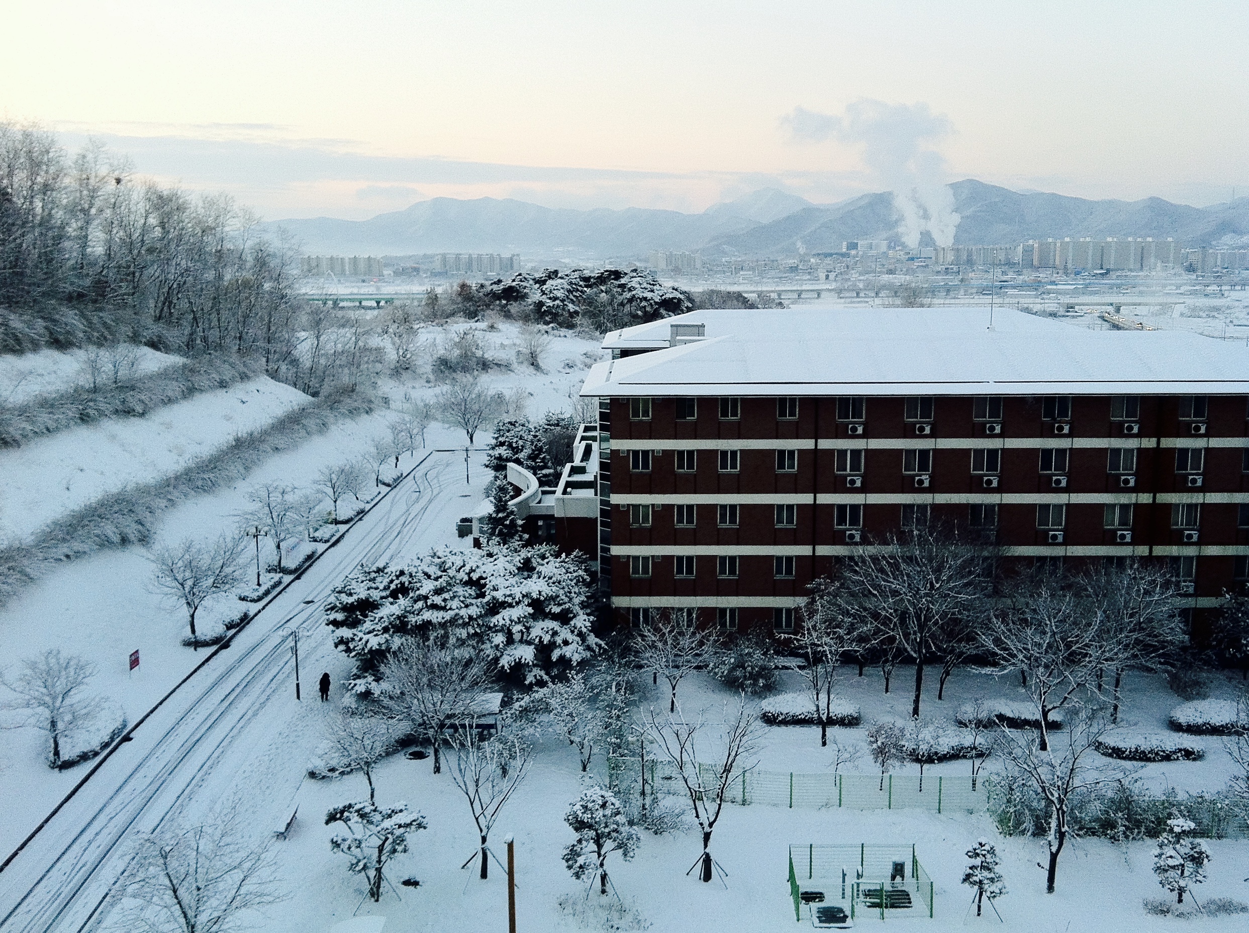 下雪後的舊宿舍